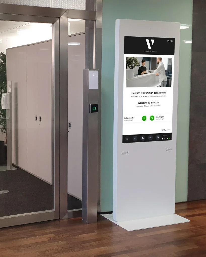 Virtueller Portier im unbesetzten Eingangsbereich eines Firmengebäudes für das Besuchermanagement.
